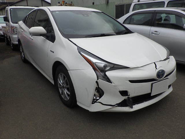 車のフロントがへこんでいる
