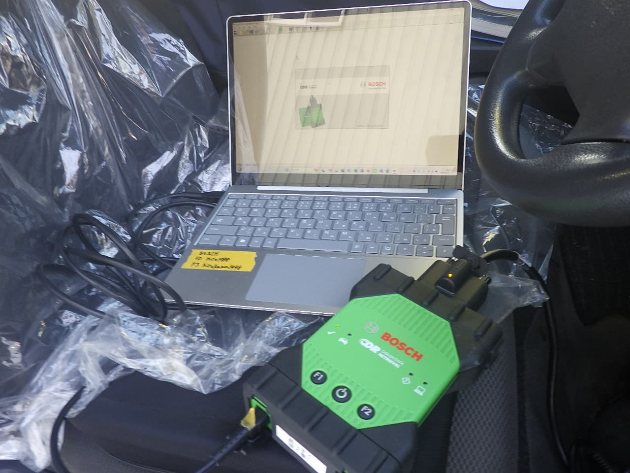 CDR解析ツールで自動車のEDRデータを読み出している作業風景