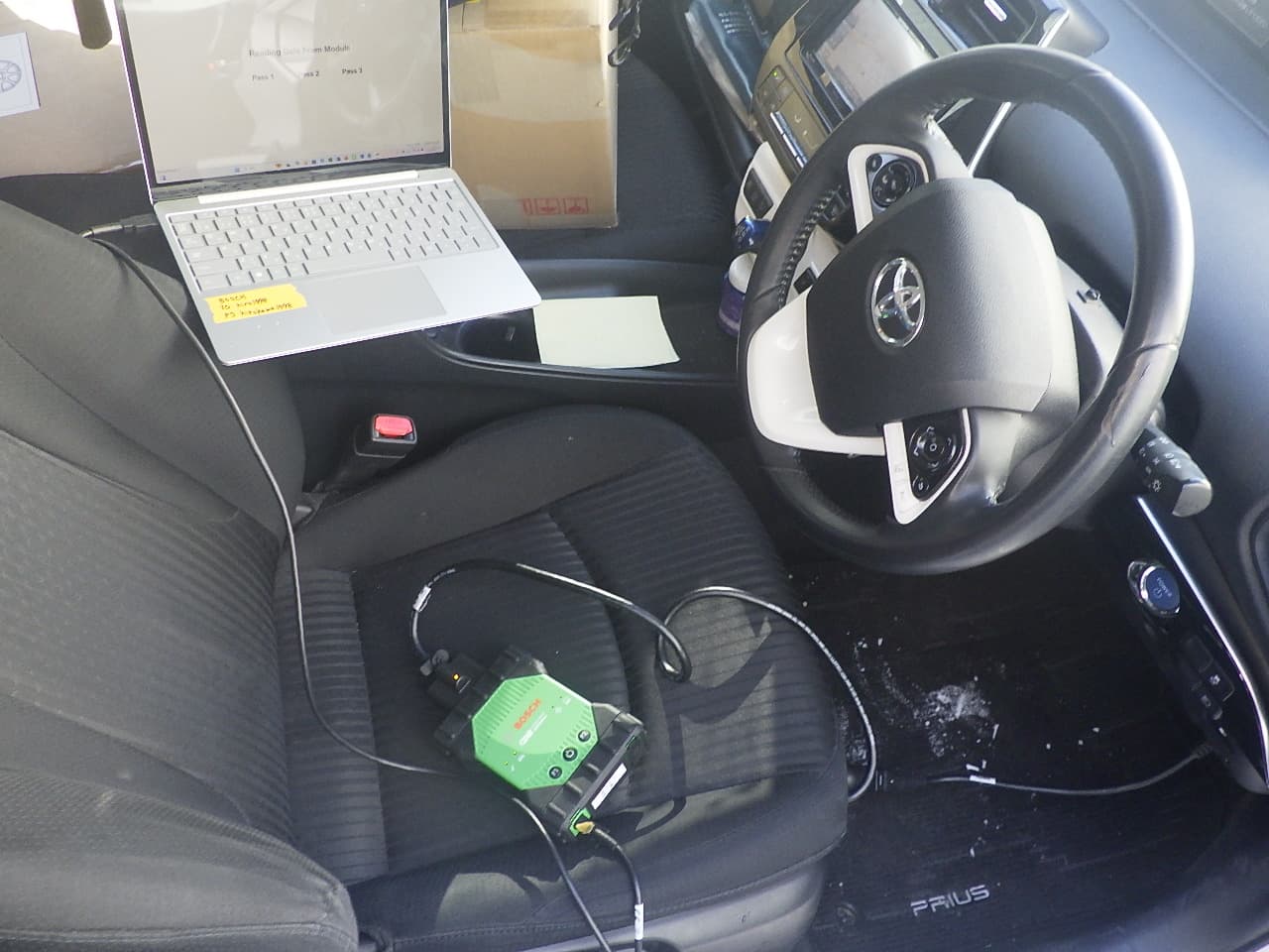 CDR解析ツールで自動車のEDRデータを読み出している作業風景